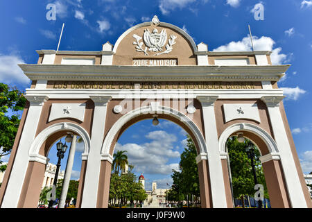 Der Triumphbogen in Jose Marti Park, Cienfuegos, Kuba. Der Bogen ist ein Denkmal für die Unabhängigkeit Kubas. Stockfoto