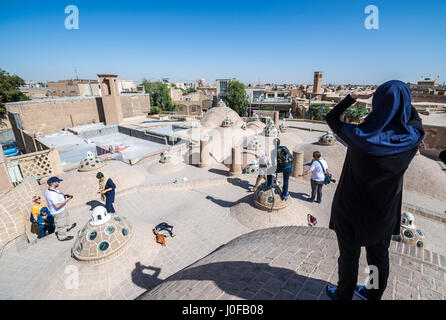 Touristen auf dem Dach des Sultan Amir Ahmad Bathhouse (Qasemi Badehaus) in Kashan, Hauptstadt von Kashan County von Iran Stockfoto