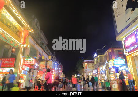 Menschen besuchen Zhengyang shopping street Nachtmarkt in Guilin China. Zhengyang Straße ist eine Fußgängerzone Haupteinkaufsstraße. Stockfoto