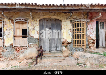 Trinidad, Kuba - 12. Januar 2017: Alter Mann sitzt in der kolonialen Stadt Trinidad in Kuba, ein UNESCO-Weltkulturerbe. Stockfoto