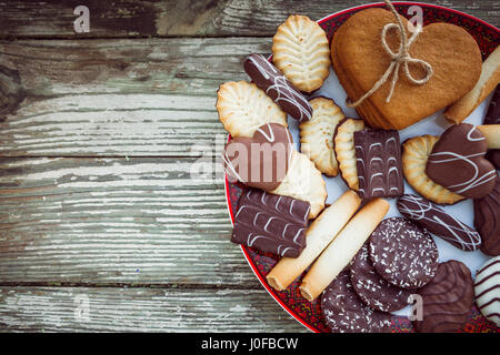 Cookies auf Holztisch auf sortiert. Köstliche Morgen Snacks zum Frühstück, Brunch und Mittagessen. Appetitliche, süß und Fast Food. Ansicht von oben Stockfoto