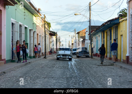 Trinidad, Kuba - 12. Januar 2017: Oldtimer im alten Teil der Straßen von Trinidad, Kuba. Stockfoto