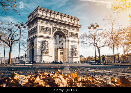 Arc de Triomphe in Paris, im Herbst Landschaft. Stockfoto