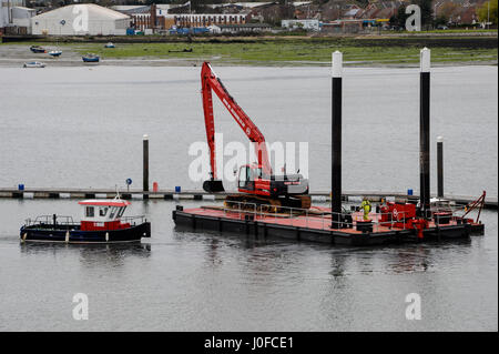 Marine Bagger in Portsmouth Harbour Stockfoto