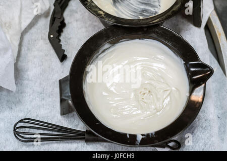 Nahaufnahme Bild der Haarfärbung Satz von Werkzeugen bei Friseur Stockfoto