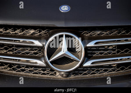 Mercedes Benz-Abzeichen und Logo auf der Vorderseite eines Autos Stockfoto