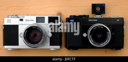 AJAXNETPHOTO. Vereinigtes Königreich. -NEUE ZEISS RETRO-KLASSISCHEN FILMKAMERAS - (L-R) CARL ZEISS, ZEISS IKON MIT C-SONNAR T * 50MM F / 1.5ZM UND SW - ZEISS SUPER BREITE CAMERA® MIT F/2.8 25 MM BIOGON ZM.  FOTO: JONATHAN EASTLAND. REF: R61209 1162 Stockfoto