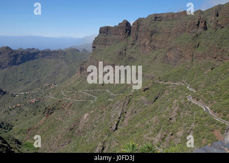 Hügel-Straße im Macizo de Teno-Gebirge in der Nähe von Masca, Teneriffa, Kanarische Inseln, Spanien. Stockfoto