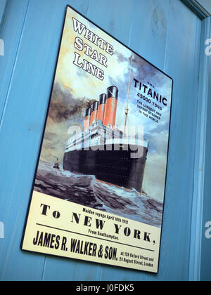 Vintage "Titanic" Plaque auf blauen Holztür, Förderung der tragischen verhängnisvollen Jungfernfahrt nach New York aus Southampton 10. April 1912 Stockfoto