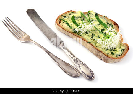 frische Scheibe Schwarzbrot und Butter Bärlauch mit Antiqiue Besteck beiseite. Stockfoto