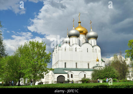 Kathedrale der Gottesmutter von Smolensk auf dem Nowodewitschi-Kloster (16. Jahrhundert). Stockfoto