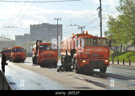 Straßenkehrer Fahrzeuge Reinigung Moskaus Straßen. Stockfoto
