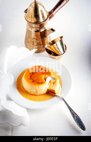 Creme Caramel und Kaffee Stockfoto