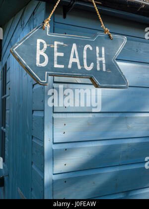 Rustikale Holz blauer Pfeil geformt Zeichen hängen blaue Holzchalet zeigt Richtung Strand Stockfoto