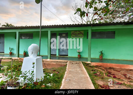 Grundschule Gebäude in Vinales, Kuba mit einer Büste von Jose de Marti. Stockfoto