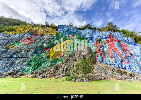 Mural De La Prehistoria, eine riesige Wandbild gemalt auf einer Felswand im Bereich Vinales, Kuba. Es ist 120m lang und 18 Personen 4 Jahre in Anspruch nahm. Stockfoto