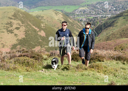 Mann und Frau zu Fuß Hündchen auf der langen Mynd Kardieren Mill Valley in South Shropshire Uk Stockfoto