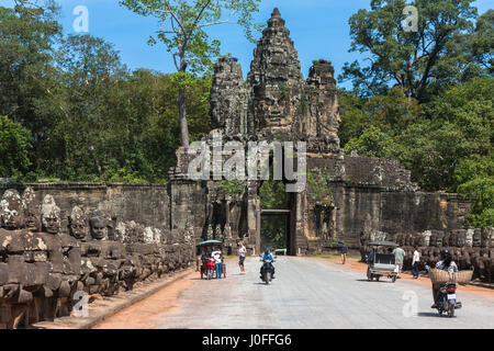 Südtor von Angkor Thom, der Einstieg in die antike Stadt mit Deva und Asura Statuen auf jeder Seite des causeway Stockfoto