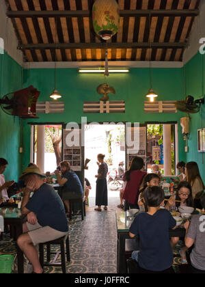 Vertikale Ansicht in ein traditionelles vietnamesisches Restaurant in Hoi an, Vietnam. Stockfoto