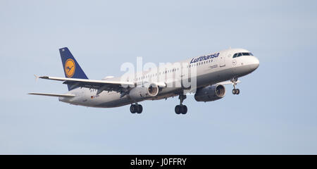 Lufthansa Airbus A321 D-AIRN im Endanflug auf den Flughafen London-Heathrow LHR Stockfoto