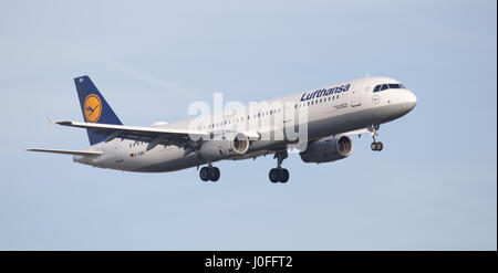 Lufthansa Airbus A321 D-AIRN im Endanflug auf den Flughafen London-Heathrow LHR Stockfoto