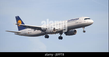 Lufthansa Airbus A321 D-AIRN im Endanflug auf den Flughafen London-Heathrow LHR Stockfoto