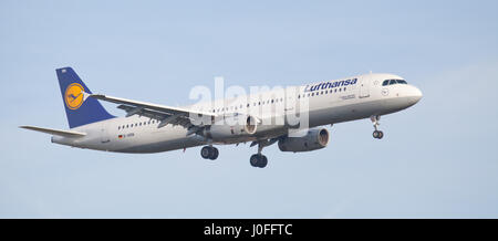 Lufthansa Airbus A321 D-AIRN im Endanflug auf den Flughafen London-Heathrow LHR Stockfoto