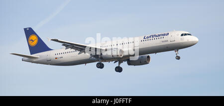 Lufthansa Airbus A321 D-AIRN im Endanflug auf den Flughafen London-Heathrow LHR Stockfoto