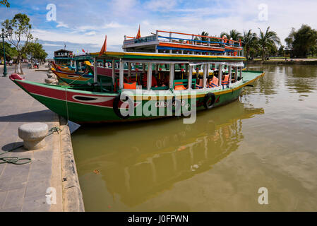 Horizontale Flusslandschaft über den Thu Bon Fluss in Hoi an, Vietnam. Stockfoto