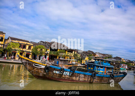 Horizontale Flusslandschaft über den Thu Bon Fluss in Hoi an, Vietnam. Stockfoto