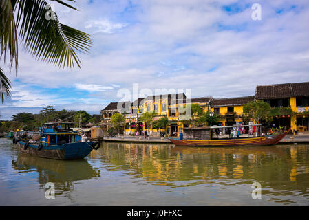 Horizontale Flusslandschaft über den Thu Bon Fluss in Hoi an, Vietnam. Stockfoto