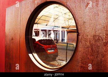 Das Fenster einer Holztür im Zentrum von Matosinhos, Porto, Portugal. Stockfoto