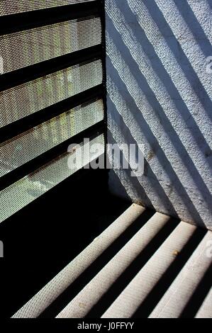 Linien und Streifen auf Wand und Boden reflektiert. Stockfoto