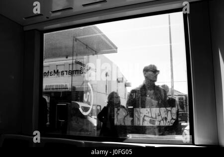 Einreisende in die Metro in Matosinhos, Porto, Portugal. Stockfoto