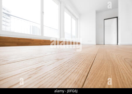 leeren Raum mit Holzboden in neue Wohnung Stockfoto