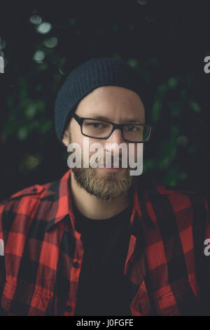 Authentische Porträt einer stattlichen hipster Mann sitzt auf seiner Veranda. Stockfoto