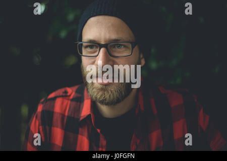 Authentische Porträt einer stattlichen hipster Mann sitzt auf der Veranda im Freien. Stockfoto