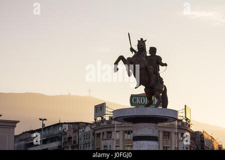 SKOPJE, Mazedonien - 25. Oktober 2015: Nahe bis auf Alexander die große Statue auf Skopjes Hauptplatz. Im Jahr 2012 eröffnet, wurde es eines der landma Stockfoto