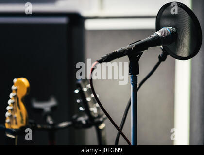 Mikrofon und Gitarren in einem Aufnahmestudio einrichten Stockfoto