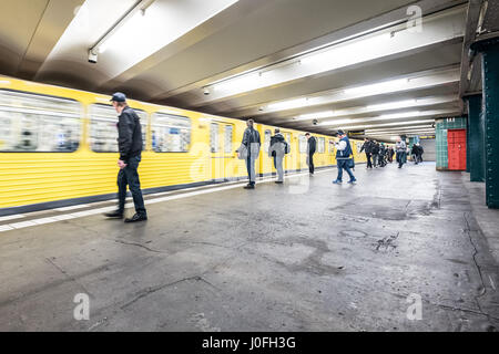 Berlin, Deutschland - 12. April 2017: U-Bahn Zug Ankunft am Bahnhof (Wittenbergplatz) in Berlin, Deutschland. Stockfoto