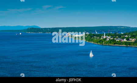 Segelboot auf dem Laurentius Fluss in der Nähe von Quebec City, Kanada Stockfoto