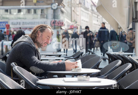 Erwachsenen Bart Mann Morgenkaffee in Wiener Restaurant bestellen. Ehrliche reale Person Nahaufnahme Hochformat. Stockfoto