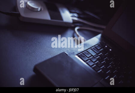 Details eines modernen Laptop und audio-Interface auf schwarzen Tisch. Stockfoto