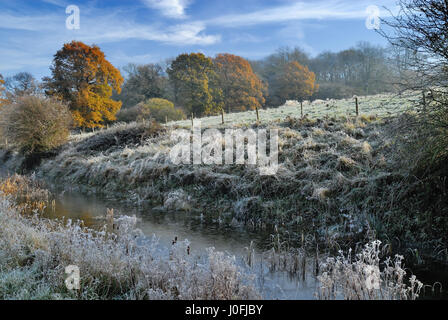 Späten Herbstsonne über eine gefrorene Landschaft. Stockfoto