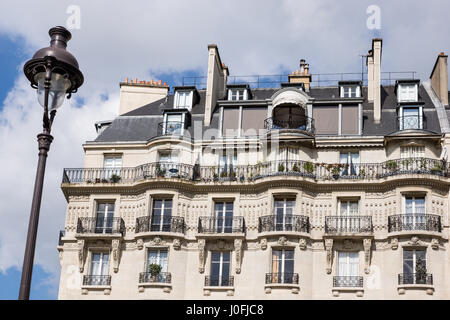 Paris, Frankreich - eine typische Fassade eines Mehrfamilienhauses mit Balkon Stockfoto