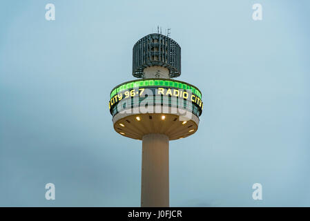 St Johns Beacon tower lichtstärkeren grün bei Radio City für Arriva neue grüne Busse für Liverpool Ankündigung. Stockfoto