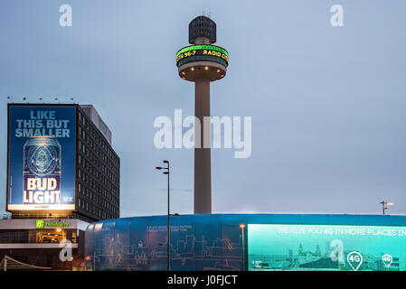 St Johns Beacon tower lichtstärkeren grün bei Radio City für Arriva neue grüne Busse für Liverpool Ankündigung. Stockfoto