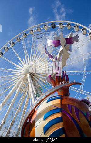 Europäischen Friedensmonument von Liverpool Echo Arena und Riesenrad Fahrt Innenstadt gelegen Stockfoto