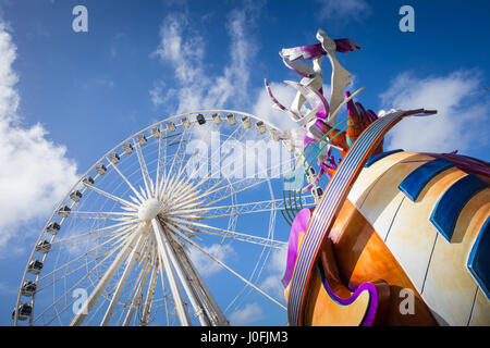 Europäischen Friedensmonument von Liverpool Echo Arena und Riesenrad Fahrt Innenstadt gelegen Stockfoto