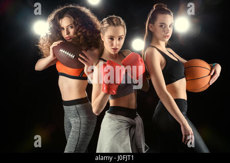 Porträt der selbstbewusste sportliche Frauen mit Bällen und Boxhandschuhe schwarz Stockfoto